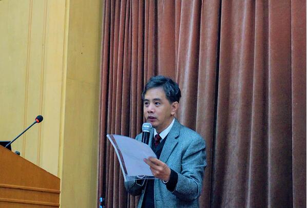 北京大学外国语学院俄语系系主任陈松岩主持研讨会